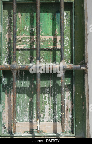 Rostige Bars über Fensterläden auf alten Militärgebäude, Es Castell, Menorca, Spanien Stockfoto