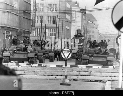 Sowjetische Panzer mit dem Ziel, auf West-Berliner abgebildet auf Broder über Friedrich-Straße in Ost-Berlin, DDR, 28. Oktober 1961. Sowjetische Behörden hatten die Berliner Grenzen führt ein Face-off der US und sowjetische Panzer gewaltsam ausgeschlossen. Stockfoto