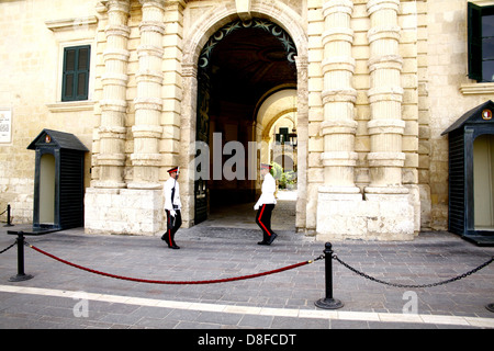 Bewaffnete Wachen vor dem Eingang zu den Großmeister Palast und Armory in Valletta, Malta. Stockfoto