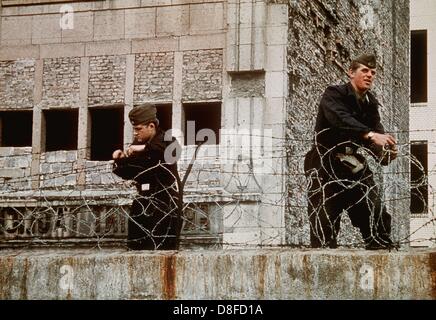 Offiziere der Volkspolizei verstärken die Barbwire an der Berliner Mauer in Berlin, DDR, 1962. In den frühen Morgenstunden des 13. August 1961 unter der Aufsicht der Streitkräfte der DDR waren Stacheldraht Straßensperren errichtet und begann der Bau der Berliner Mauer auf Ost-Berliner Islolate aus dem westlichen Teil von Berlin. Die Wand soll verhindern, dass die DDR-Bürger Zuflucht in West-Berlin. Stockfoto
