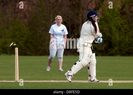 Hochschulsport, Damen-Cricket, Schlagmann rollte heraus, Kautionen in Luft. Stockfoto