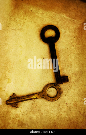 Vintage strukturierten Hintergrund mit zwei alten Schlüssel Stockfoto