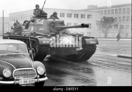 Panzer der US-Armee fahren auf den Straßen auf West-Berliner, die mit Schnee bedeckt sind slush anlässlich eines Manövers am 10. Dezember 1960. Stockfoto