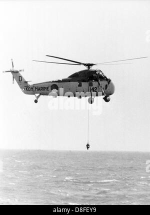 Eine niederländische NATO-Hubschrauber während ein u-Boot-Erkennung mit einer elektrischen Sonde in der Nordsee im März 1967. Eine gemeinsame maritime Task Force wurde von der NATO von 1965 bis 1967 unter dem Namen "Matchmaker" getestet. Truppen aus den Niederlanden, den USA, Großbritannien und Deutschland nahmen Teil. Der "Standing Naval Force Atlantic" (SNFL) entstand aus "Matchmaker", das war ein Vorläufer der "Standing NATO Maritime Gruppe 1" (SNMG 1). Stockfoto