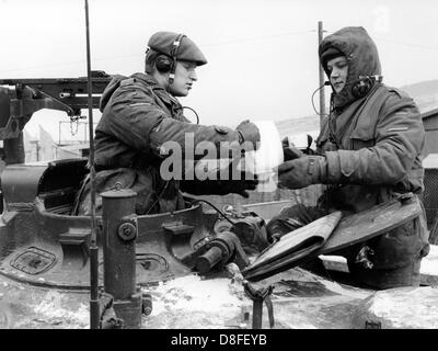 Deutscher Panzer Soldaten studieren Karten während ihrer Kaffeepause am 10. Januar 1966. Die Soldaten und der Tank sind Teil der German-American-Bewegung, die "Silberkralle", in dem 22.000 Soldaten der 3. US-Panzerdivision und 3.000 deutsche Soldaten von der 15. Panzer-Koblenz Brigade beteiligt waren. Stockfoto