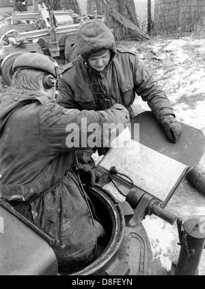 Deutscher Panzer Soldaten studieren Karten während ihrer Kaffeepause am 10. Januar 1966. Die Soldaten und der Tank sind Teil der German-American-Bewegung, die "Silberkralle", in dem 22.000 Soldaten der 3. US-Panzerdivision und 3.000 deutsche Soldaten von der 15. Panzer-Koblenz Brigade beteiligt waren. Stockfoto