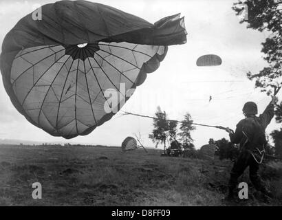 Soldaten der 322nd US air Division bei der airborne Manöver "Wind Drift" am 20. August 1961 in Nordrhein Westfalen. Mehr als 5.000 US-Soldaten, unter ihnen fast 2.500 Fallschirmjäger, beteiligen sich an der 10-Tage-Manöver. Stockfoto