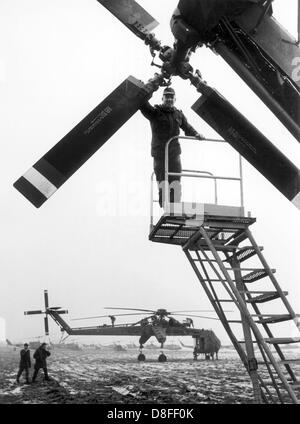 Eine Ladung-Hubschrauber des Typs Sikorsky CH-54 Tarhe der US-Armee auf einem Feld in der Nähe von Nürnberg am 23. Januar 1969. Wegen des schlechten Wetters musste die Hubschrauber, von denen der Name "Tarhe" ein Häuptling der Wyandot-Indianer bezieht dessen Spitzname war "Kran", unten bleiben. Die Maschinen waren im Einsatz für das Manöver "REFORGER ich"-"Rückkehr der Kräfte nach Deutschland". Insgesamt ca. 17,000 Soldaten nahmen an dem Manöver, viele von ihnen kamen aus den USA nach Deutschland per Luftbrücke. Die Ausrüstung der Soldaten wurde bereits teilweise in Depots in Deutschland. Stockfoto