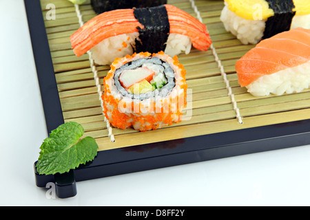 Hergestellt aus Krabbenfleisch auf einem Bambus-Teller Sushi Sushi ist ein Lebensmittel der Japaner. Stockfoto