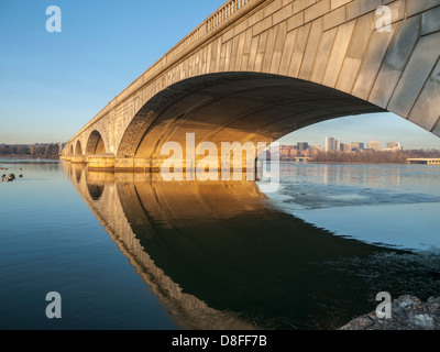 Morgendämmerung auf dem Arlington Brücke und Potomac River in Washington DC, USA. Stockfoto