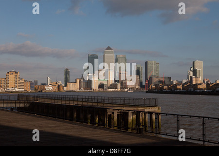 Canary Wharf, Londons Bankenviertel, gesehen auf der Themse von König Edward Memorial Park, Shadwell Stockfoto