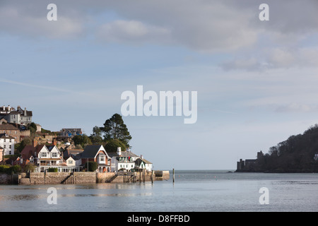 Blick auf die Mündung des Flusses Dart mit Kingwear auf der linken Seite und Dartmouth Schloss auf der rechten Seite. Stockfoto