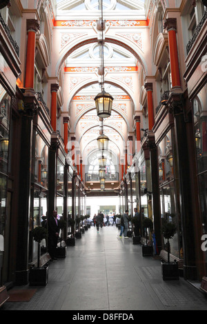 Royal Arcade, high end shopping Veranstaltungsort aus der alten Bond Street und albermarle Street. Stockfoto