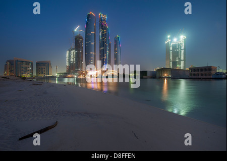 Etihad Towers in Abu Dhabi bei Sonnenaufgang, Vereinigte Arabische Emirate Stockfoto