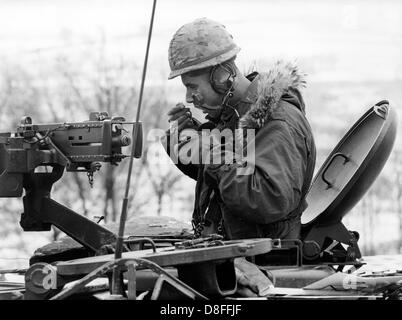 Ein Soldat der US-Armee hat Mittagessen während seiner Pause am 10. Januar 1966. Der Soldat und seine Panzer sind Teil der German-American-Bewegung, die "Silberkralle", in dem 22.000 Soldaten der 3. US-Panzerdivision und 3.000 deutsche Soldaten von der 15. Panzer-Koblenz Brigade beteiligt waren. Stockfoto