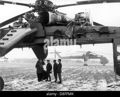 Eine Ladung-Hubschrauber des Typs Sikorsky CH-54 Tarhe der US-Armee auf einem Feld in der Nähe von Nürnberg am 23. Januar 1969. Wegen des schlechten Wetters musste die Hubschrauber, von denen der Name "Tarhe" ein Häuptling der Wyandot-Indianer bezieht dessen Spitzname war "Kran", unten bleiben. Die Maschinen waren im Einsatz für das Manöver "REFORGER ich"-"Rückkehr der Kräfte nach Deutschland". Insgesamt ca. 17,000 Soldaten nahmen an dem Manöver, viele von ihnen kamen aus den USA nach Deutschland per Luftbrücke. Die Ausrüstung der Soldaten wurde zum größten Teil bereits in Depots in Deutschland. Stockfoto
