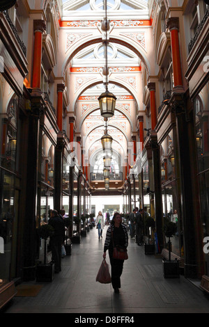 Royal Arcade, high end shopping Veranstaltungsort aus der alten Bond Street und albermarle Street. Stockfoto