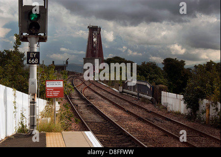 Blick auf Forth Rail Bridge North Queensferry Station mit grünen Pass signal Stockfoto
