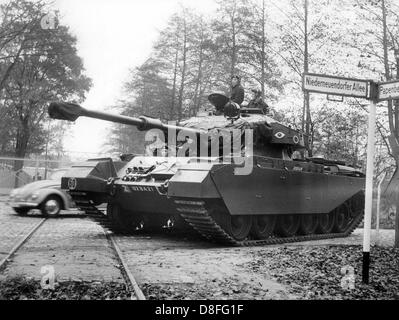 Ein britischen Centurion-Panzer während eines Kampfes Übung in Berlin-Spandau am 6. November 1961. Neben drei Centurion Panzer nahmen Soldaten der Infanterie und andere militärische Fahrzeuge in der Übung. Stockfoto