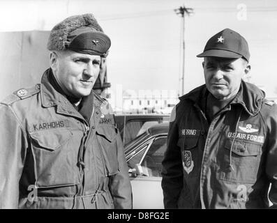 Zwei US-Kommandeure Brigadegeneral Fred E. Karhohs (links) und der Brigadier General John H. Herring (rechts) am 22. Januar 1969. Als Kommandanten, beide sind verantwortlich für die Mehrheit der teilnehmenden US-Mannschaften in das Manöver REFORGER I, welches auf den Truppenübungsplatz Grafenwöhr in Deutschland stattfindet. Stockfoto