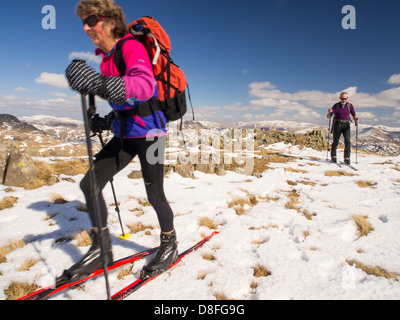 Ein älteres Paar Langlauf auf großen Torfgebieten in Lake District, Cumbria, England. Stockfoto