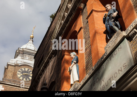 Blauer Mantel Statuen von jungen und Mädchen Exterieur von St John Scandrett Street, Old-School Wapping. Das Gebäude stammt aus dem Jahre 1756. Stockfoto