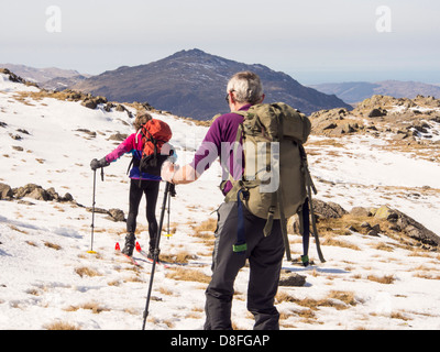 Ein älteres Paar Langlauf auf großen Torfgebieten in Lake District, Cumbria, England. Stockfoto