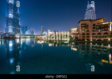 Burj Khalifa Lake und The Address Hotel in der Nacht, Dubai, Vereinigte Arabische Emirate Stockfoto