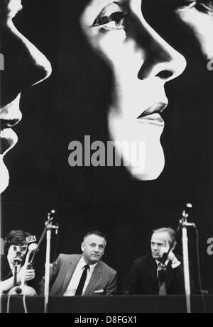 US-amerikanischer Regisseur Stanley Kramer (r) entschuldigt die Protagonisten Marlene und Burt Lancaster Abwesenheit bei der Weltpremiere des Films "Urteil von Nürnberg", auf einer Pressekonferenz am 13. Dezember 1961. Stockfoto