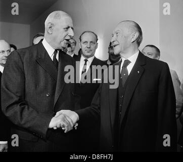 Französischen Staatspräsidenten Charles de Gaulle (l) besucht Altkanzler Konrad Adenauer (r) am 12. Juni 1965 in Bonn. Stockfoto