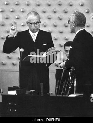 SPD-Politiker Gustav Heinemann (l) wird als Bundespräsident am 1. Juli 1969 vor dem Bundestag vom Präsidenten des Bundestags Kai-Uwe von Hassel vereidigt. Er hatte bereits am 5. März 1969 gewählt worden. Stockfoto