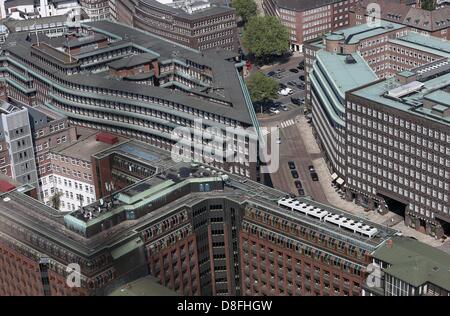 Das Kontorhaus-Viertel ist von einem Heißluft-Fesselballon in Hamburg, Deutschland, 28. Mai 2013 abgebildet. Der freien und Hansestadt Hamburg ist Weltkulturerbe-Status für diese beiden Bereiche zusammen mit das Chilehaus beantragen.  Foto: CHRISTIAN CHARISIUS Stockfoto