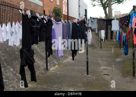 Wäscheleinen, Wäscheleinen hängen draußen im Hinterland, um an einer öffentlichen Wäscheleine im Millbank Estate Pimlico London 2013 2010s UK HOMER SYKES zu trocknen Stockfoto