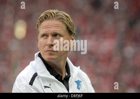 Hoffenheim Trainer Markus Gisdol steht vor dem deutschen Bundesliga-Abstieg-Spiel zwischen FC Kaiserslautern und der TSG 1899 Hoffenheim am Fritz-Walter-Stadion in Kaiserslautern, Deutschland, 27. Mai 2013. Hoffenheim besiegte Kaiserslautern in der zweiten Abstieg Match 2: 1 und bleibt in der Bundesliga. Foto. FREDRIK VON ERICHSEN Stockfoto