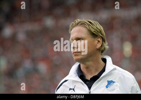 Hoffenheim Trainer Markus Gisdol steht vor dem deutschen Bundesliga-Abstieg-Spiel zwischen FC Kaiserslautern und der TSG 1899 Hoffenheim am Fritz-Walter-Stadion in Kaiserslautern, Deutschland, 27. Mai 2013. Hoffenheim besiegte Kaiserslautern in der zweiten Abstieg Match 2: 1 und bleibt in der Bundesliga. Foto. FREDRIK VON ERICHSEN Stockfoto