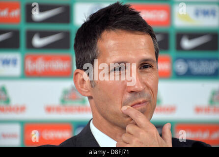 Werder Geschäftsführer Thomas Eichin gibt eine Pressekonferenz am Weserstadium in Bremen, Deutschland, 28. Mai 2013. Robin Dutt präsentierte sich als der neue Cheftrainer von Werder Bremen. Foto: CARMEN JASPERSEN Stockfoto