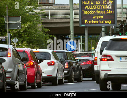 Autos sitzen auf Gutleutstrasse, während ein Schild steht, dass die Theodor-Heuss-Allee wegen der Diffusal eine nicht explodierte Fliegerbombe aus dem zweiten Weltkrieg in Frankfurt Main, Deutschland, 27. Mai 2013 geschlossen ist. Es Si das dritte Mal in einem Monat, die nicht detonierte Fliegerbomben aus dem zweiten Weltkrieg gefunden worden und Straßen mussten gesperrt werden und 300 Einwohner mussten ihre Häuser verlassen. Foto: FRANK RUMPENHORST Stockfoto