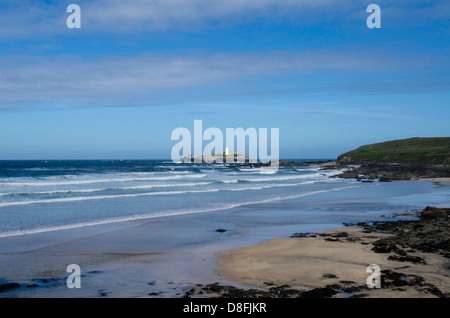 Godrevy Leuchtturm auf einer kleinen Insel vor St.Ives Bay gesäugt Stockfoto