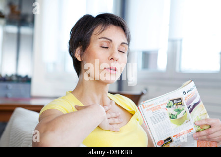 FRAU MIT HITZEWALLUNGEN Stockfoto