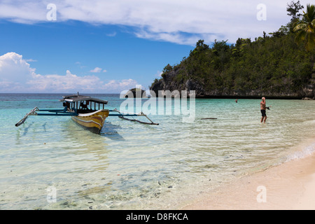 Ein Tourist auf einem abgelegenen Strand in der Togians Insel in Sulawesi, Indonesien Stockfoto