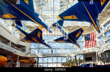 Der Tagungssaal mit Jets über Kopf hängend. Im National Naval Aviation Museum, Pensacola, Florida. Stockfoto