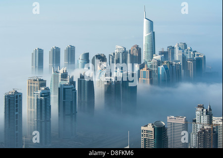 Jumeirah Lake Towers im Nebel, Dubai, Vereinigte Arabische Emirate Stockfoto