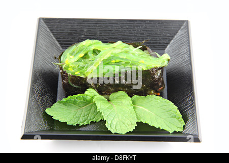 Hergestellt aus Algen am Gericht, Sushi Sushi ist ein Lebensmittel der Japaner. Stockfoto