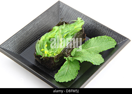 Hergestellt aus Algen am Gericht, Sushi Sushi ist ein Lebensmittel der Japaner. Stockfoto