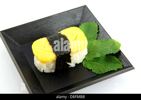 Hergestellt aus Ei auf Teller Sushi Sushi ist ein Lebensmittel der Japaner. Stockfoto