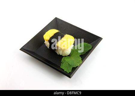 Hergestellt aus Ei auf Teller Sushi Sushi ist ein Lebensmittel der Japaner. Stockfoto