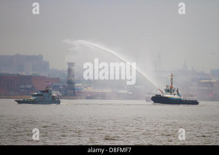 Liverpool, Großbritannien, 28. Mai, 2013. Vereinigtes Königreich. New Brighton und die Abfahrt der HMS Bulwark in Regen und Nebel, wie die Marine Flottille Merseyside nach der Schlacht von den Atlantischen Gedenkfeiern Wochenende verlässt. Die koordinierten Abfahrt bei der Handelsmarine Schiffe ein Gateway für die 20 anderen Schiffen entlang der Uferpromenade und gehen Sie nach unten - Fluss, wodurch sich der Vorhang unten auf ein dichtes Programm von Ereignissen über die BOA 70 commemorative Wochenende. Stockfoto