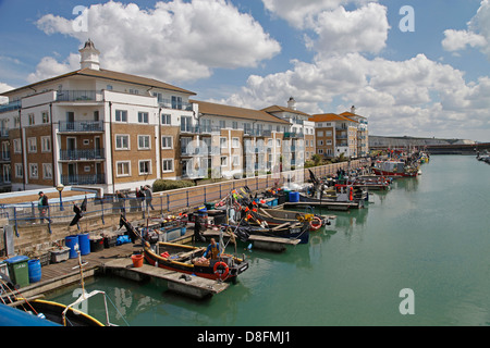 Angelboote/Fischerboote vertäut entlang der Uferpromenade in Brighton Marina Stockfoto