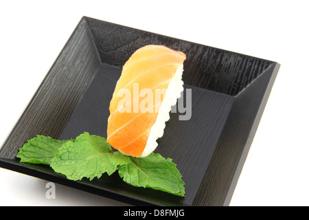 Hergestellt aus Thunfisch Fisch auf dem Teller Sushi Sushi ist ein Lebensmittel der Japaner. Stockfoto