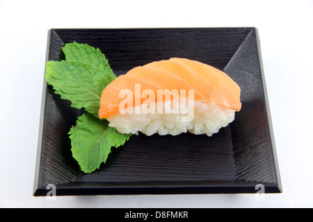 Hergestellt aus Thunfisch Fisch auf dem Teller Sushi Sushi ist ein Lebensmittel der Japaner. Stockfoto